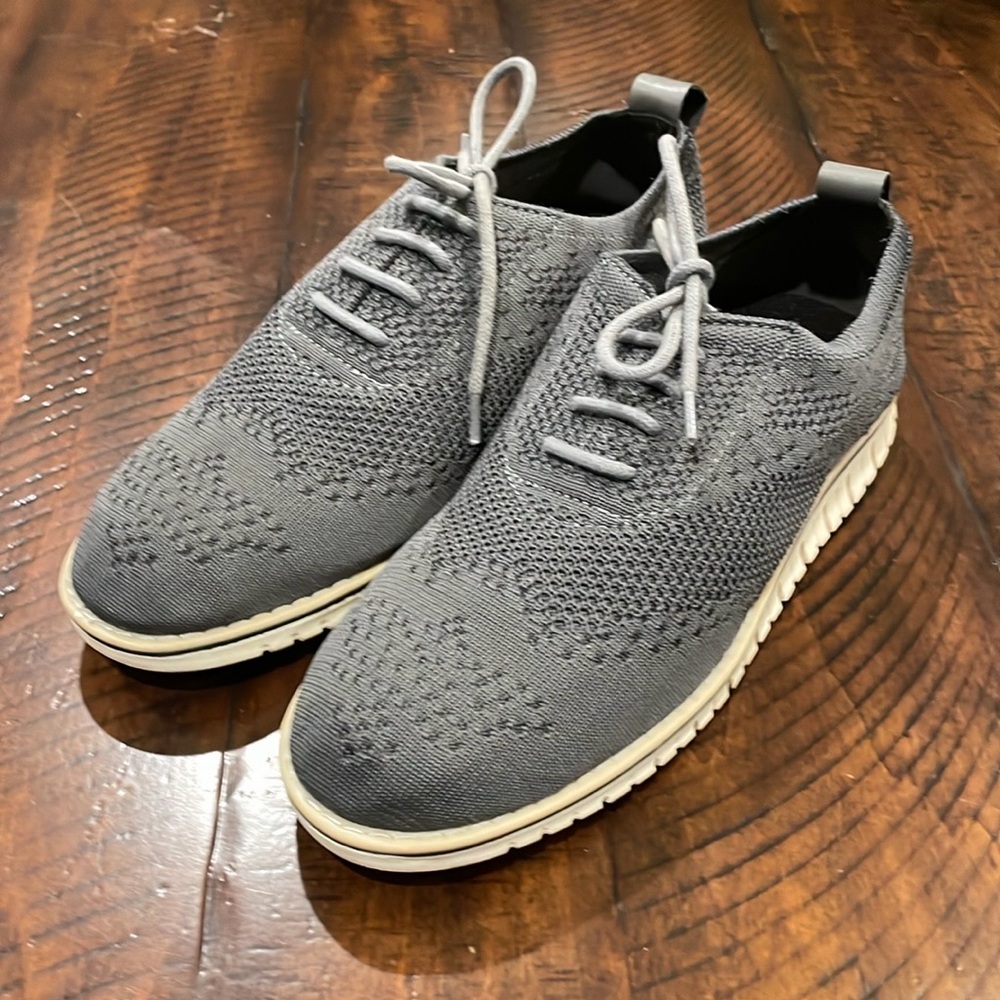 Steve Madden Gray Knit Men's or youth casual Shoes. Size 5. Great condition